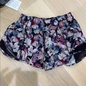 Lululemon hotty hot shorts 2.5